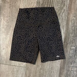 ALO Yoga High-Rise Leopard Bike Shorts - Black & Brown size x-small 6” inseam